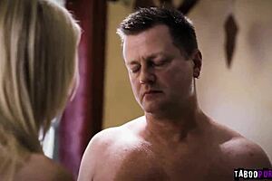 Riley Star pega madrasta em penetração de buceta doggystyle com pau grande