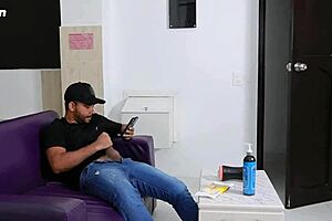 Mi mejor amiga me ayudó a correrme después de atraparme 😈