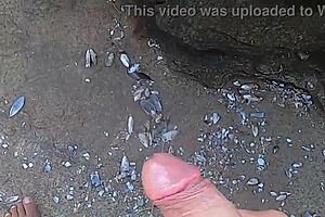 Uma Linda Novinha � Observada Fazendo Sexo Em P�blico Nas Pedras Da Praia E � Atrapalhado Por Um Terceiro Indiv�duo