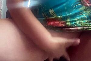 En Publico Dedeando Shaved Pussy