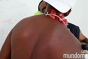 PUTARIA NO BANHEIRO ENTRE TRÊS CARAS NEGROS