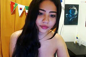 hermosa jovencita reaches orgasm on webcam