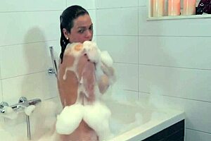 hey, wanna see a solo shemale tug in the bath?