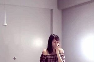 entro al cuarto y la obligo a follar con mi polla grande