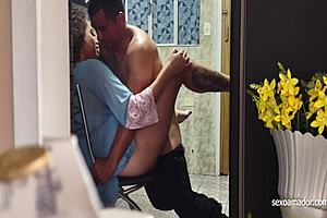 Minha Mulher Blows Beto The Electrician In Homemade Cumshot