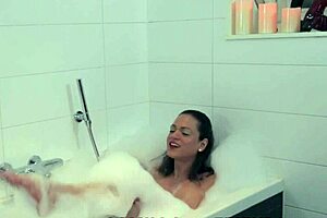 hey, wanna see a solo shemale tug in the bath?