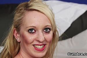 Megszállott vagyok ettől a forró szépségtől, aki lenyeli minden ondólövést az arcára