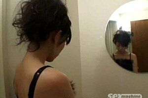 Amateur Japanese beauty gets an orgasm in the shower