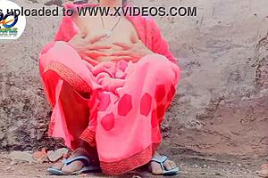 bhabhi lifts saree for fingering tease