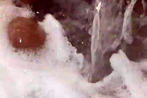 Look how nice I move in the jacuzzi, come let's have fun