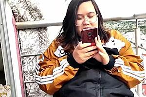 Pareja caliente atrapada follando en el balcón público.