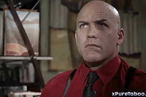 校长布里奇特·B和老师德里克·皮尔斯在办公室性教育中操学生布鲁克林·格雷