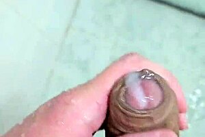 Twink cums deliciously in shower