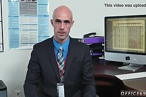 可爱gay小哥和兄弟的伙伴做爱，裸体中国男人口交