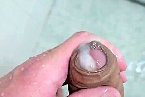 Twink cums deliciously in shower