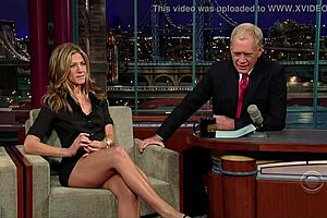 wow, jennifer aniston flaunting those hot legs, gotta see this! 😍