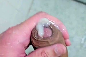 Twink cums deliciously in shower