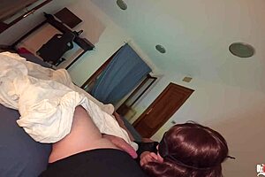 Bed delen met hete milf stiefmoeder en haar neuken