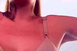 At the gym, I got so hot during cardio I took off my shirt, stayed in bra, and my pussy got all wet 😏