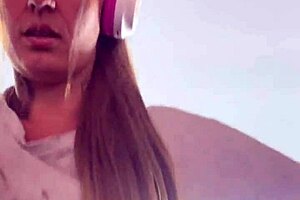 At the gym, I got so hot during cardio I took off my shirt, stayed in bra, and my pussy got all wet 😏