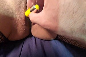 usando brinquedinho na buceta da esposa at� ela gemer completo no red