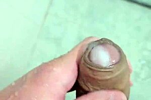 Twink cums deliciously in shower