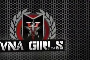 Tetona MILF asiática Maxine X ordeña polla mientras marido cornudo mira