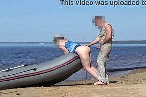 Lady tourist flashes big ass to boatman during beach encounter