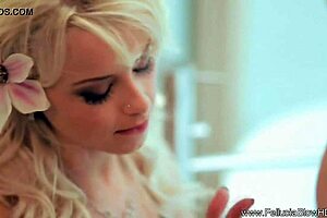 【伪娘】婷萱在野外放尿手冲