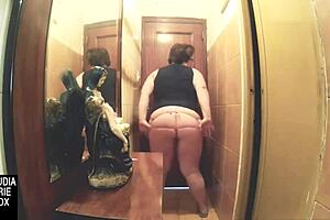 Watch her fuck the fat Spanish girl hard between the walls!