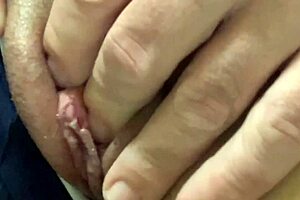 Tia tem pequenas tetas e ama ser xoxota por tio