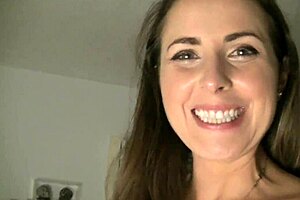 海伦娜普莱斯在成人书店深喉BBC，呕吐跨种族鸡巴，射嘴里，戴绿帽老公看着