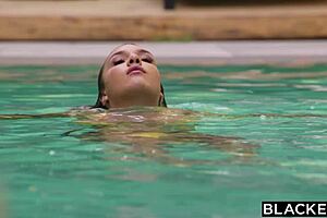 Blacked Gabbie podvádí horkým potápěním piči u bazénu