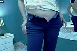 Mature woman performs on webcam in intriguing session