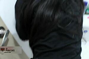 Kåt styvmamma i underkläder leder till badrumsfock