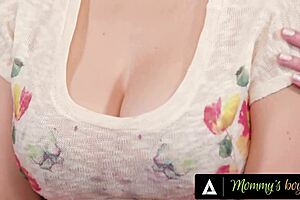 性感熟女Sarah Vandella和老师Silvia Saige联手操吸继子，让他感觉高效