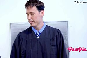 Kirkontyttö naisee velipuolta laulaessaan pyhiä virsiä