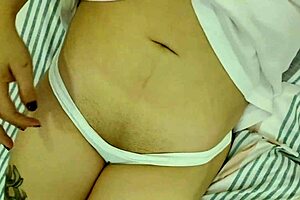 אמאטורית עגלגלה עם ציצים גדולים מסטורבת לבד עד שהמאהב מוצא אותה