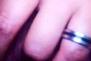 Gemendo na siririca amadora