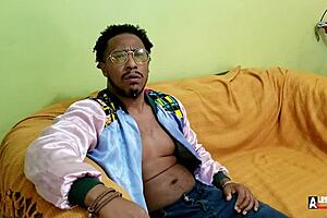 Funcionário do meu marido veio buscar o documento, não aguentei de tesão e sentei no pau dele