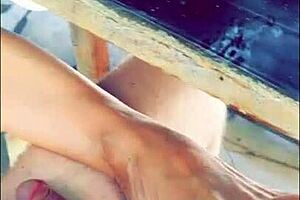 Chcesz zobaczyć, jak błyskam moimi seksownymi cyckami na zewnątrz? Sprawdź te gorące zdjęcia!