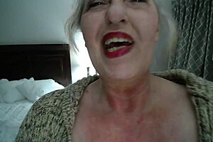 Mature beauty's seaside solo in hot summer 1070 video