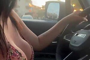 Puta Habilidosa Chupa Pau e Tira Leite Enquanto Dirige