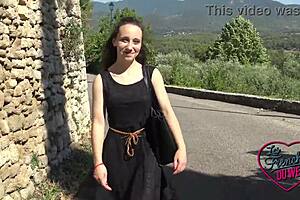 Amandine lets herself be guided by the playful Marie in a subtle adventure.