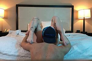 Hot tatted petite beauty eating pussy in cunilingus session