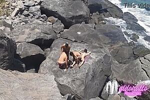Amadores transando em uma praia p�blica sexo gay ao ar livre no rio de janeiro brasil
