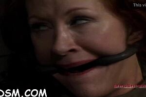 Заткнутая девчонка наказана болезненной игрушкой в гараже