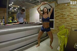 我呃，和Tinder妹子吃饭结果在他家干翻天 - Ana Rothbard