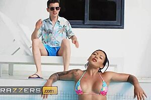 Mariana's boyfriend's not in the mood, but Jordi will fuck her doggystyle at the pool