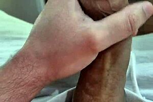 Batendo Uma Punheta Deliciosa Em Casa